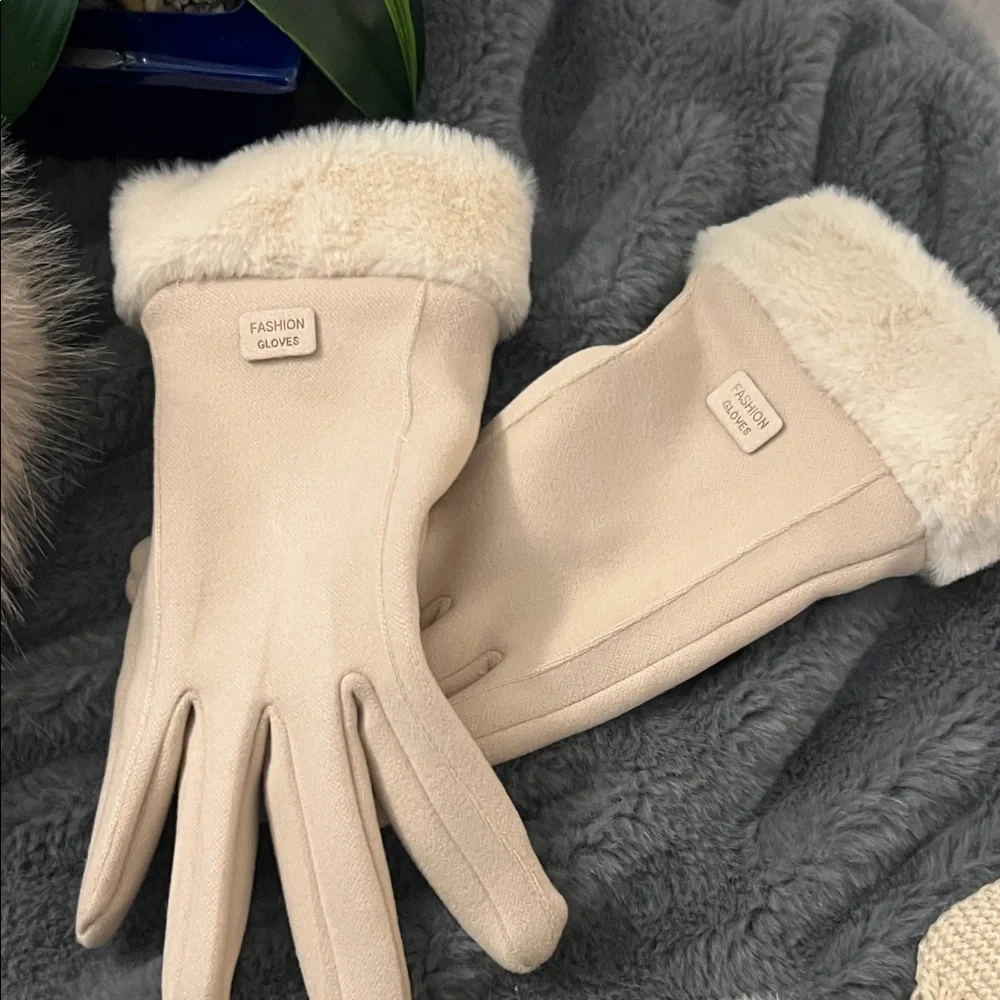 Chic Cream Fur Women Set - Hat, gloves and scarf NWOT